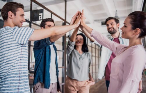 Team von jungen Mitarbeitern beim gemeinsamen 