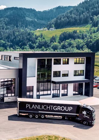 PLANFACTORY in der Steiermark mit einem PLANLICHT GROUP LKW vor dem Kundeneingang